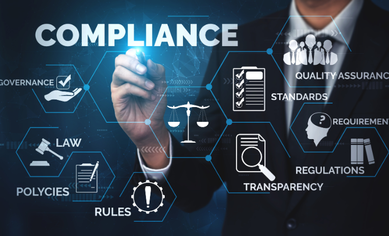 Compliance Empresarial: Imagen de un hombre señalando hacia nosotros, con un lápiz virtual y una pantalla de pentágonos con símbolos, destacando 'Compliance'.