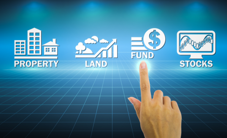 Asesoramiento financiero: mano pulsando pantalla táctil con las palabras FUND, STOCKS, LAND y PROPERTY.