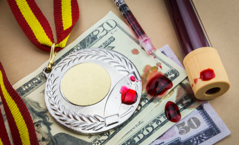 Símbolos de corrupción en el deporte: medalla, billetes y jeringuilla manchados de sangre