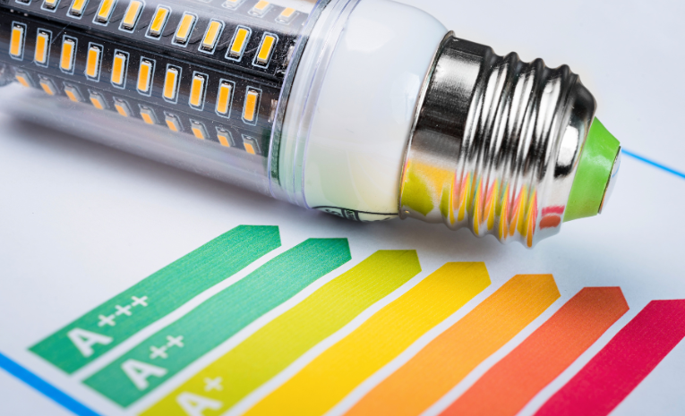 Eficiencia Energética: Bombilla LED con escalera de colores y clasificación A+, A++ y A+++.